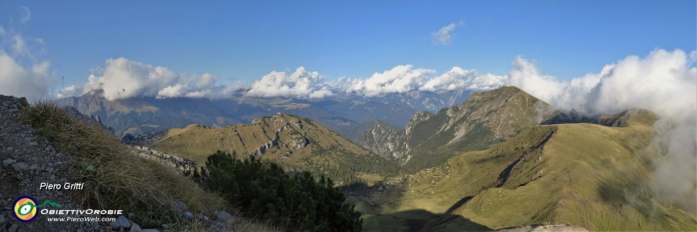 73 Il sole splende su Baciamorti-Aralalta con vista sulle valli Raisere e Ancogno.jpg